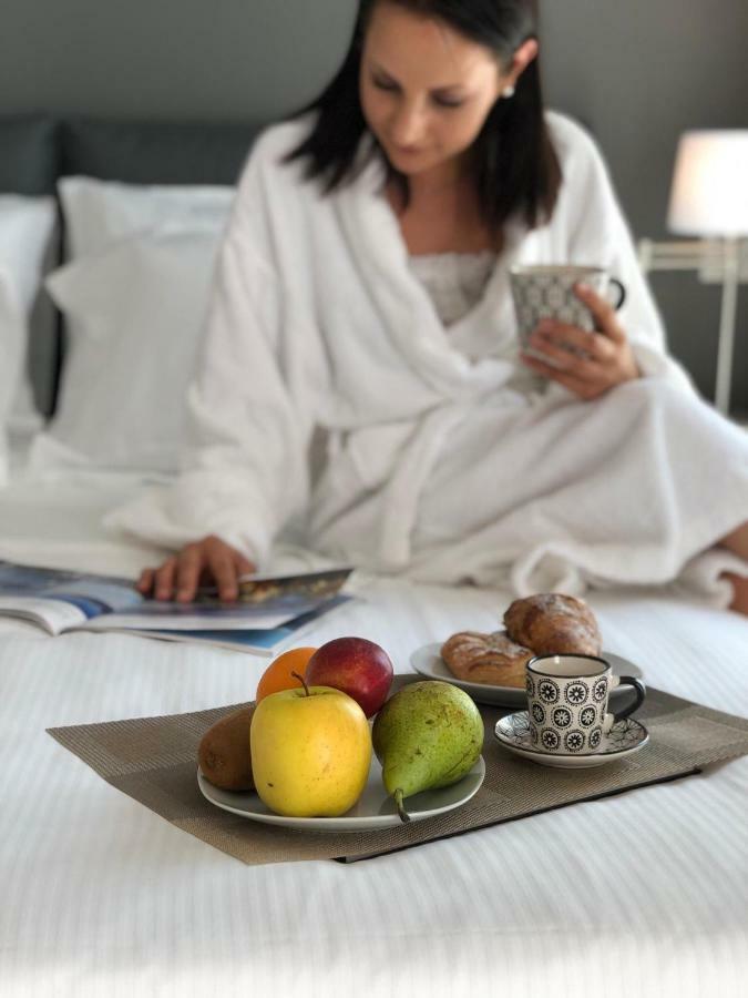 La Quadra Suites - Central Apartments In Iseo With Daily Housekeeping Eksteriør bilde